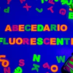 Alfabeto letras mayúsculas neón