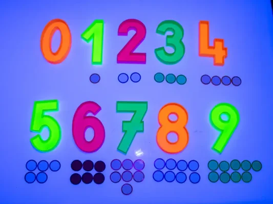 Numeros rellenables fluorescentes_luz negra