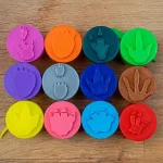 Sellos de huellas y siluetas de dinosaurios