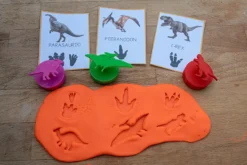 Sellos de huellas de dinosaurios y siluetas de dinosaurios