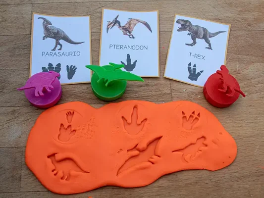 Sellos de huellas de dinosaurios y siluetas de dinosaurios