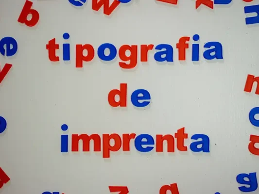 abecedario minusculas imprenta mesa de luz