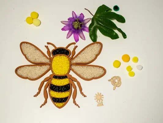 bandeja sensorial rellenable abeja