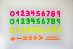 numeros fluorescentes que brillan con luz negra ultravioleta