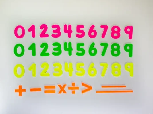 numeros fluorescentes que brillan con luz negra ultravioleta